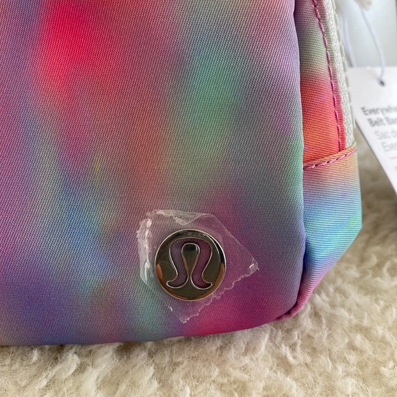 ❤️ Lululemon Everywhere Belt Bag in Prism Wash Print Multi/Vapor NWT - Picture 3 of 10